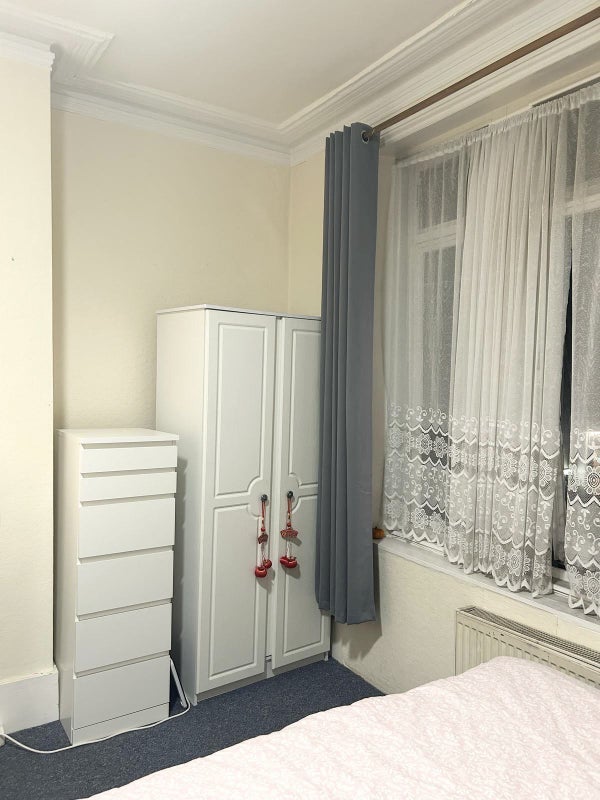 Flat Hazlitt Road in Greater London