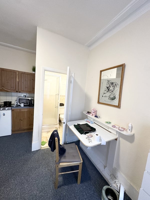 Flat Hazlitt Road in Greater London