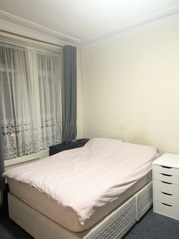 Flat Hazlitt Road in Greater London