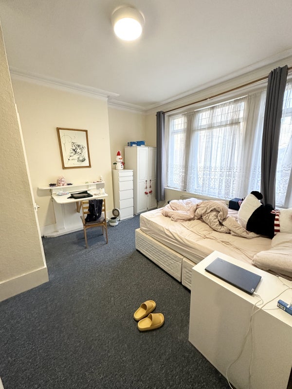 Flat Hazlitt Road in Greater London