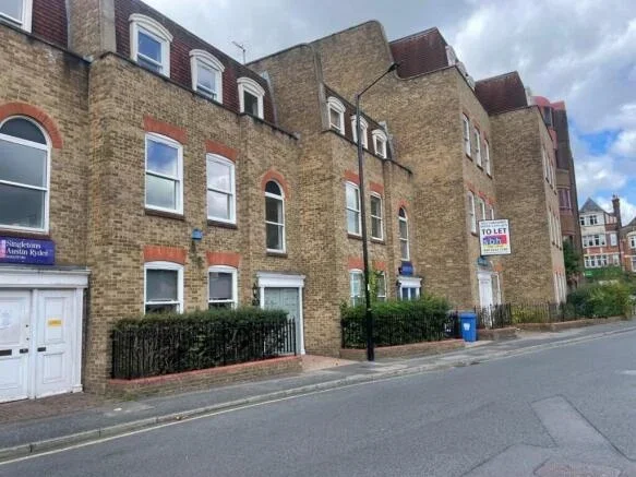 Flat Gladbeck Way in Greater London