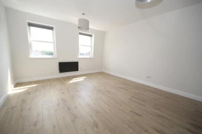 Flat Gladbeck Way in Greater London