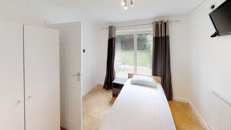 Room Applegarth Avenue in Guildford