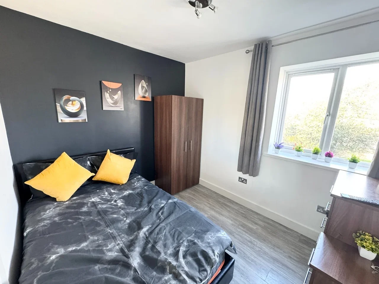 Room Cortis Road in Greater London