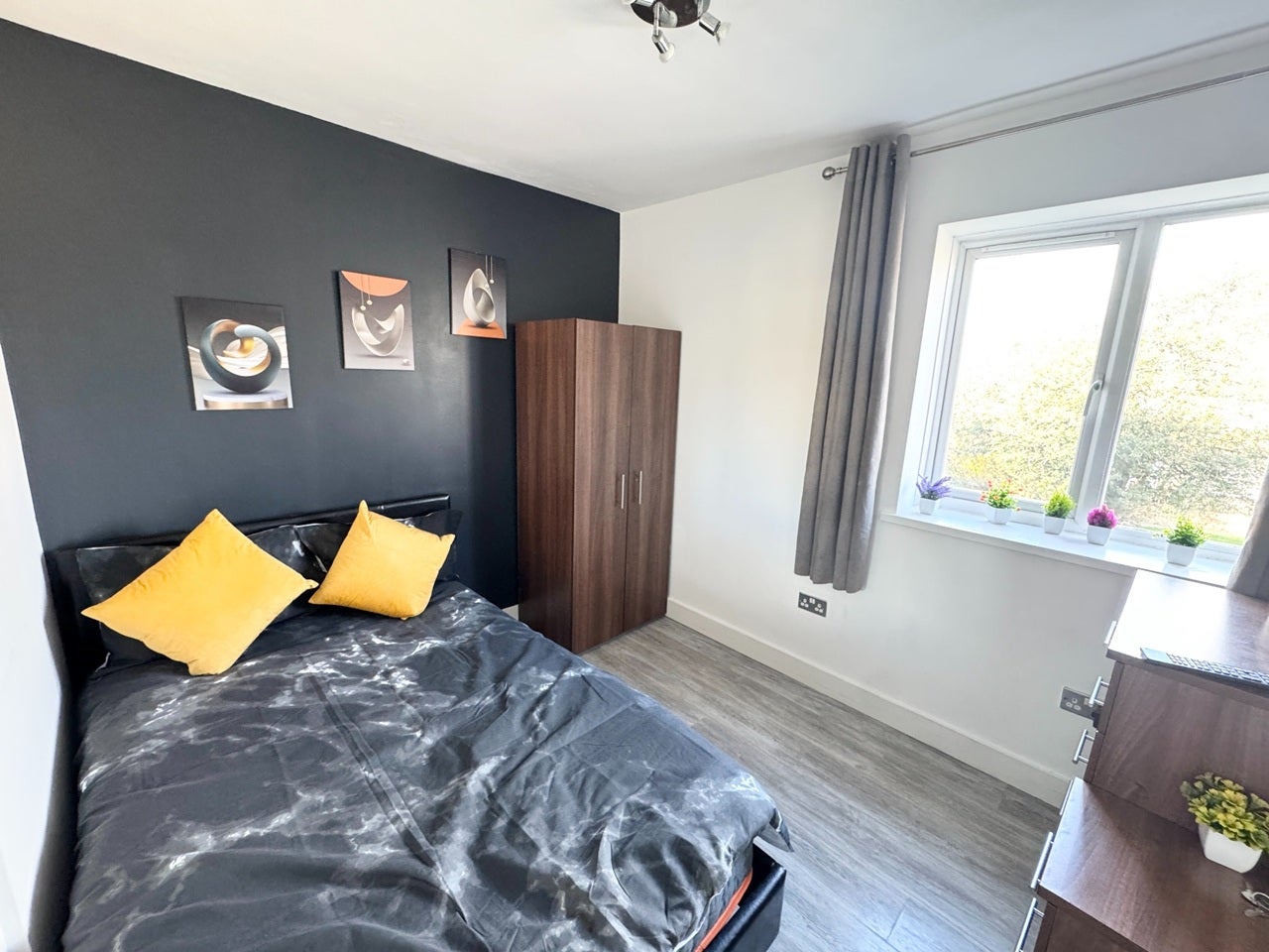 Room Cortis Road in Greater London