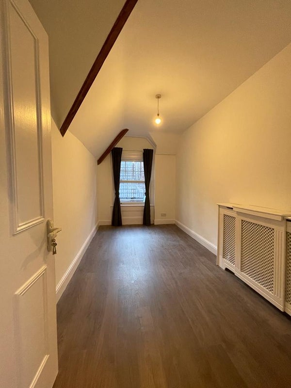 Flat Gleneldon Road in Greater London
