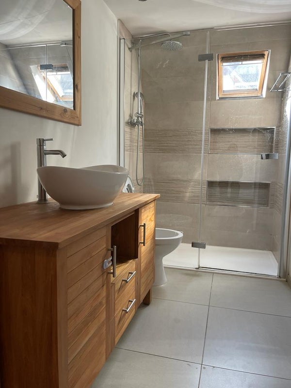 Flat Gleneldon Road in Greater London