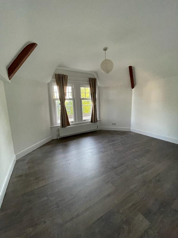 Flat Gleneldon Road in Greater London
