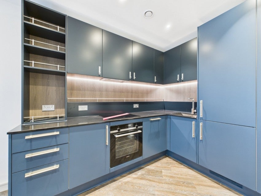 Flat Fairfield Avenue in Borough of Spelthorne