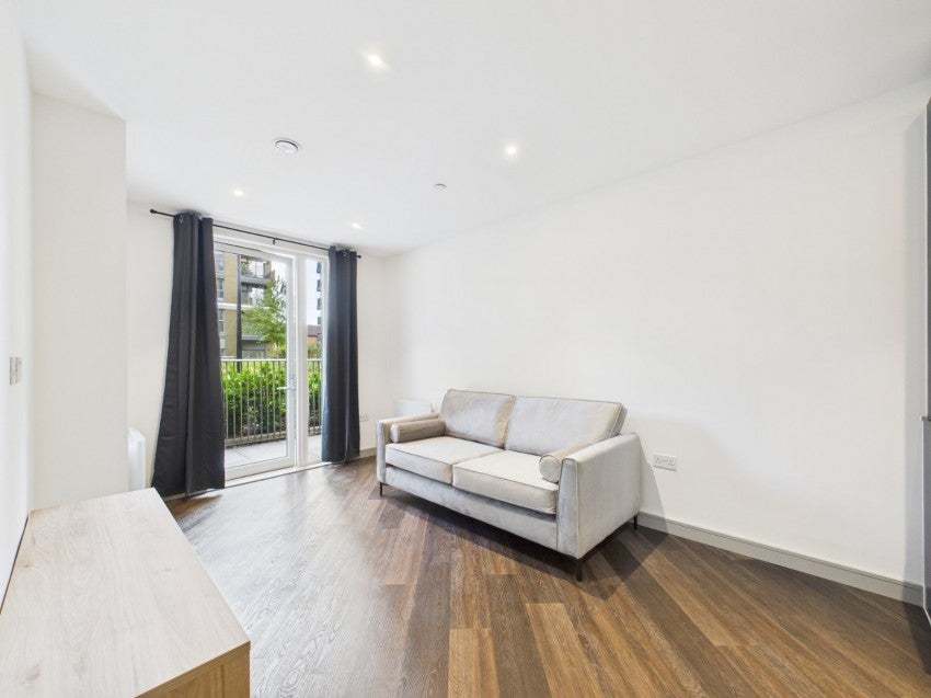 Flat Fairfield Avenue in Borough of Spelthorne