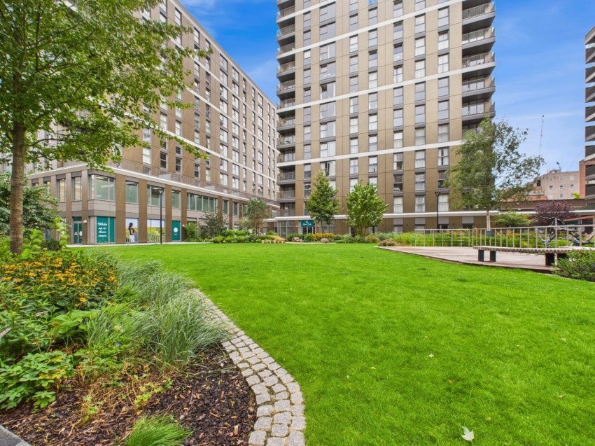 Flat Fairfield Avenue in Borough of Spelthorne