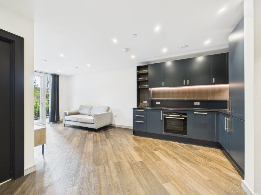 Flat Fairfield Avenue in Borough of Spelthorne