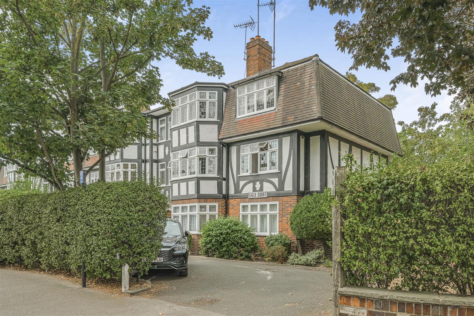 Flat Victory Road in Greater London