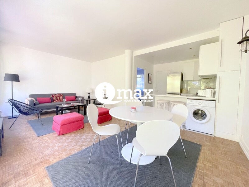 Flat Avenue Sainte-Foy in Neuilly-sur-Seine