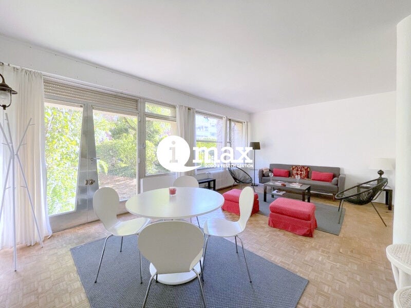 Flat Avenue Sainte-Foy in Neuilly-sur-Seine
