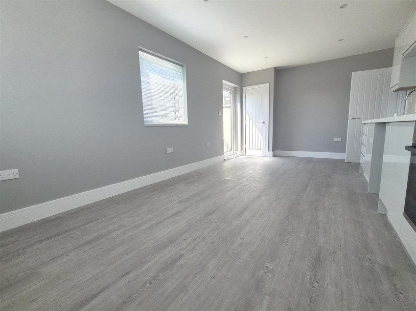 Flat Ron Green Court in Greater London
