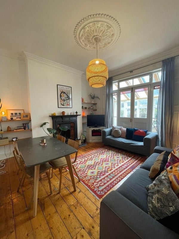 Room Dunsmure Road in Greater London