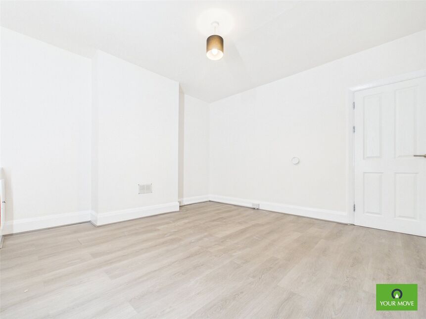 Flat Hornchurch Road in Greater London