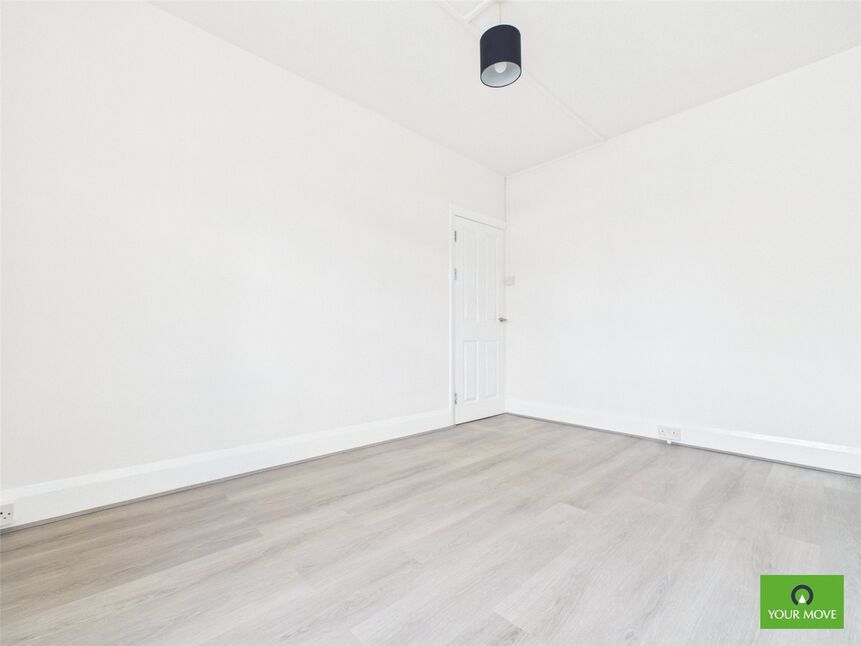 Flat Hornchurch Road in Greater London