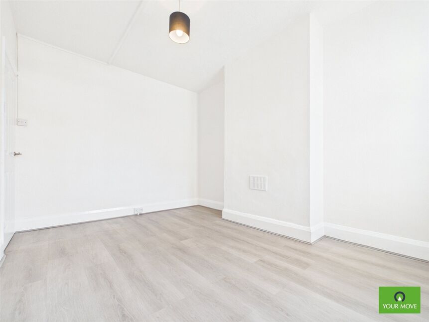 Flat Hornchurch Road in Greater London