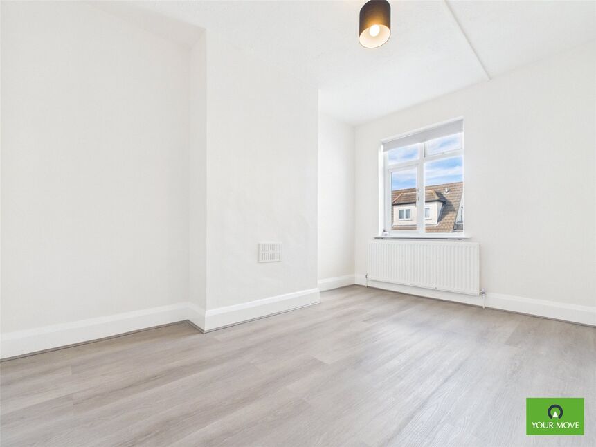Flat Hornchurch Road in Greater London