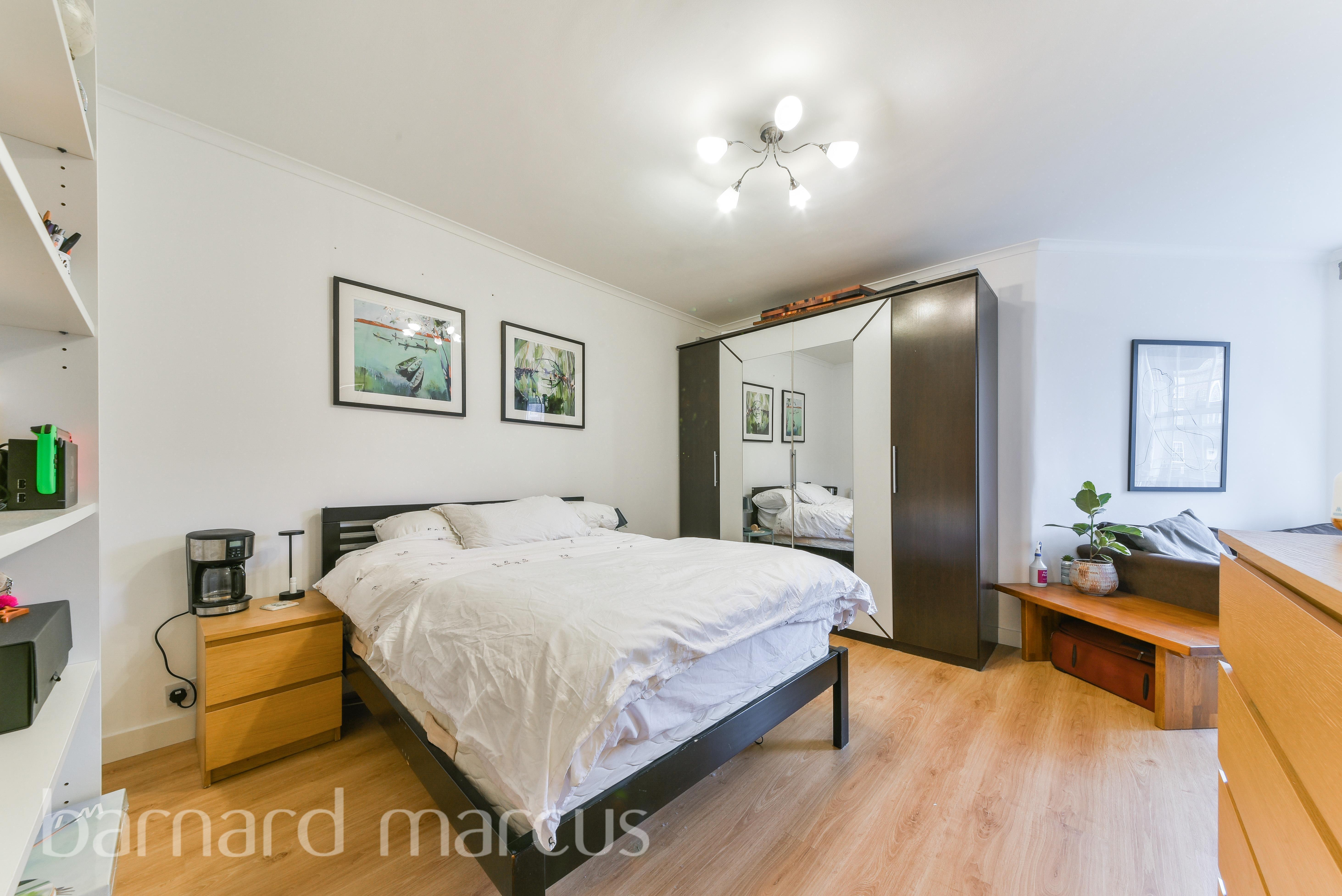 Flat Bourke Close in Greater London