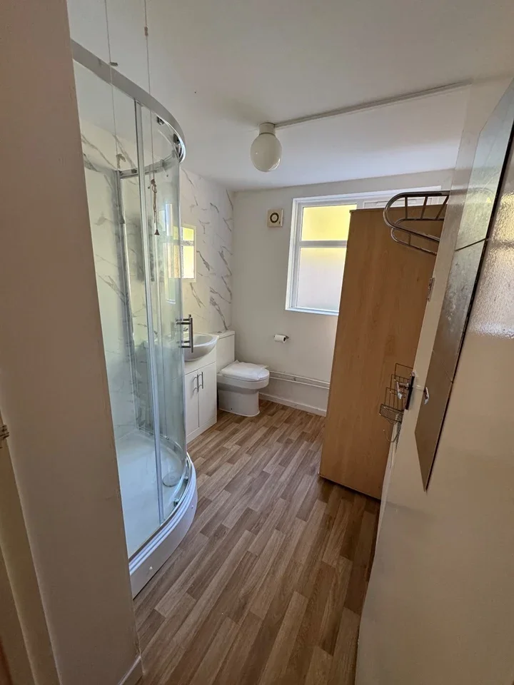 Flat Sandringham Gardens in Greater London