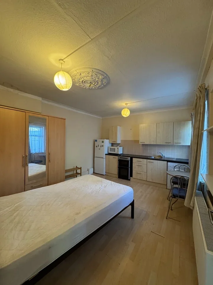 Flat Sandringham Gardens in Greater London