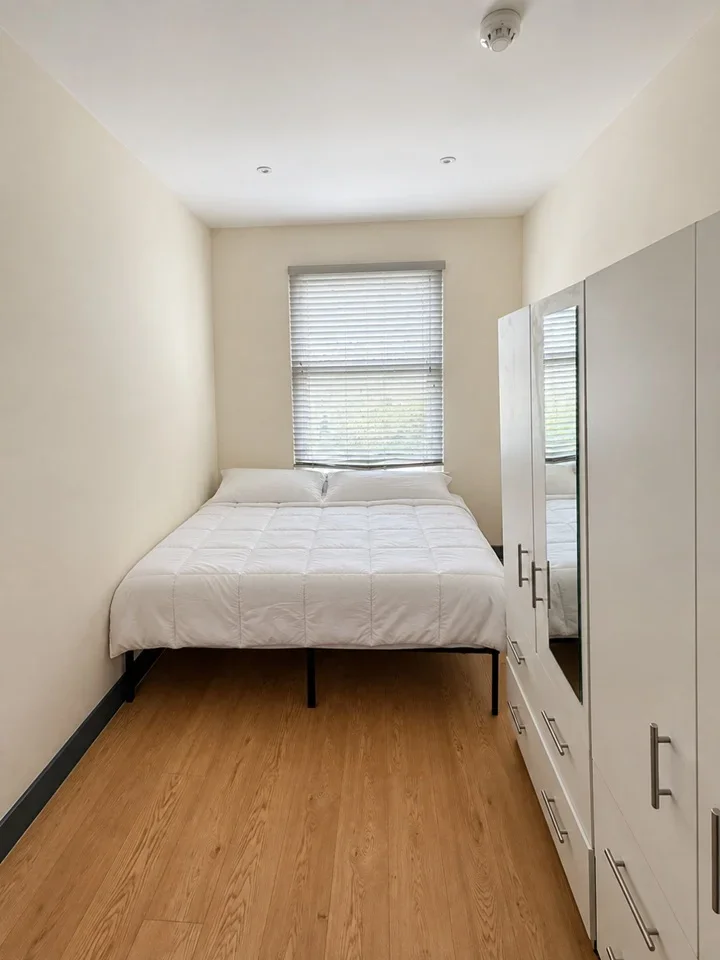Room Oakford Road in Greater London