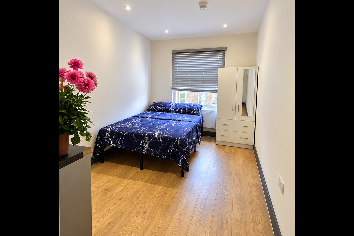 Flat Oakford Road in Greater London
