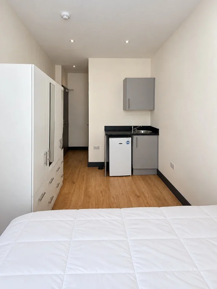 Room Oakford Road in Greater London