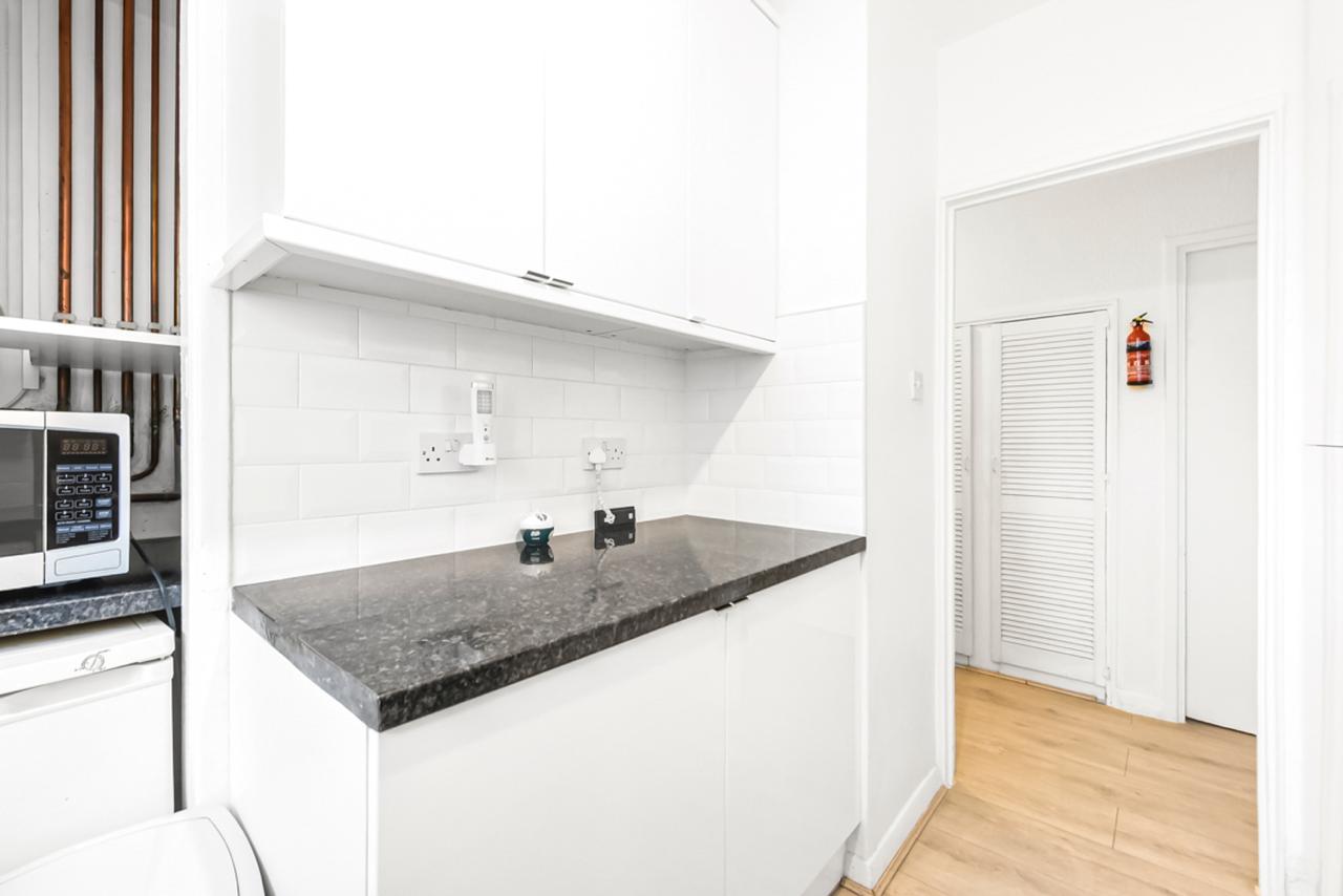 Flat Tonsley Street in Greater London