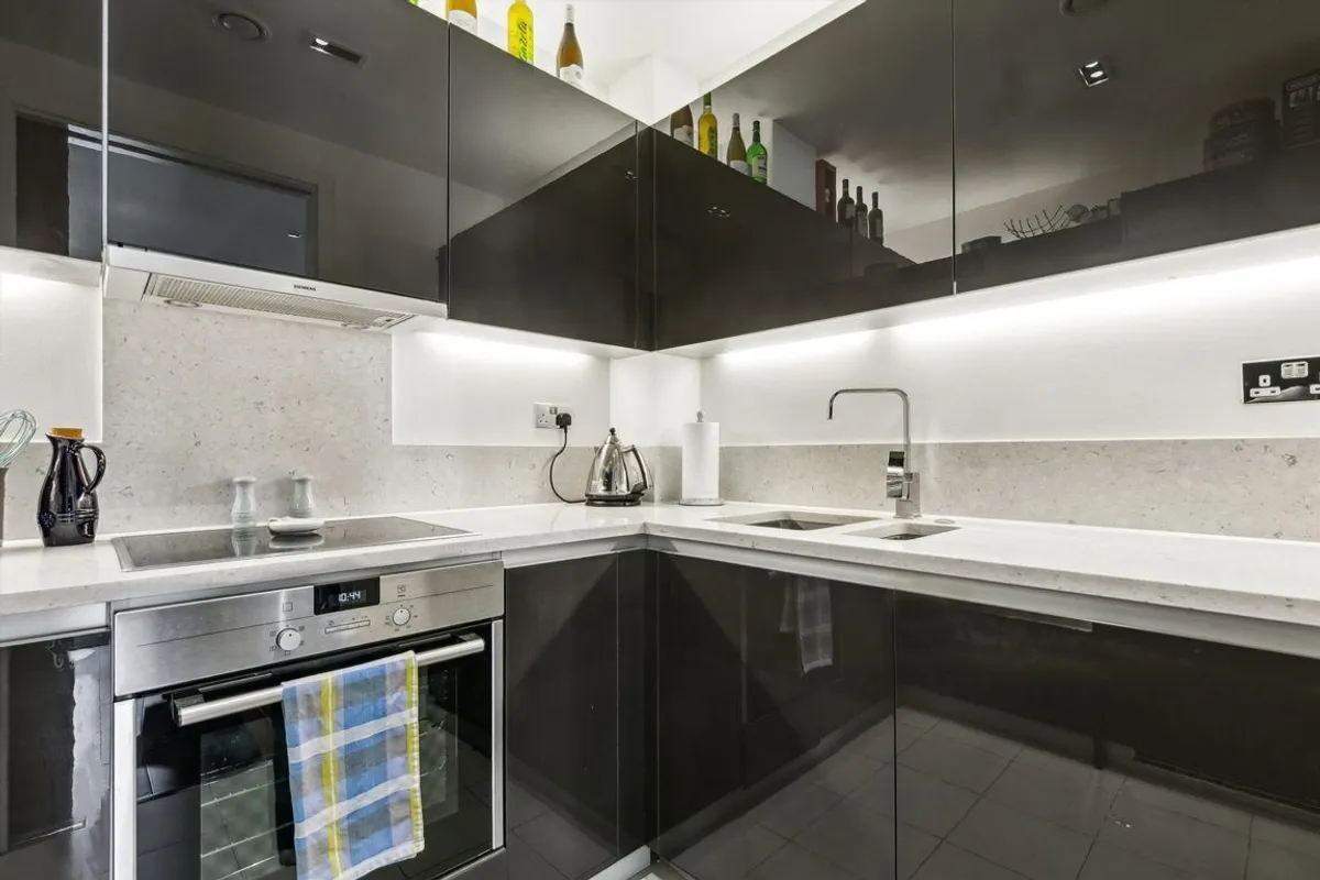 Flat Victoria Square in Greater London