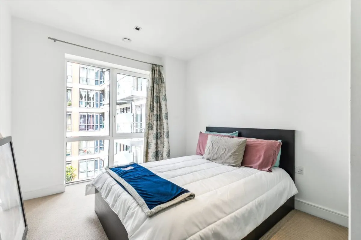 Flat Victoria Square in Greater London