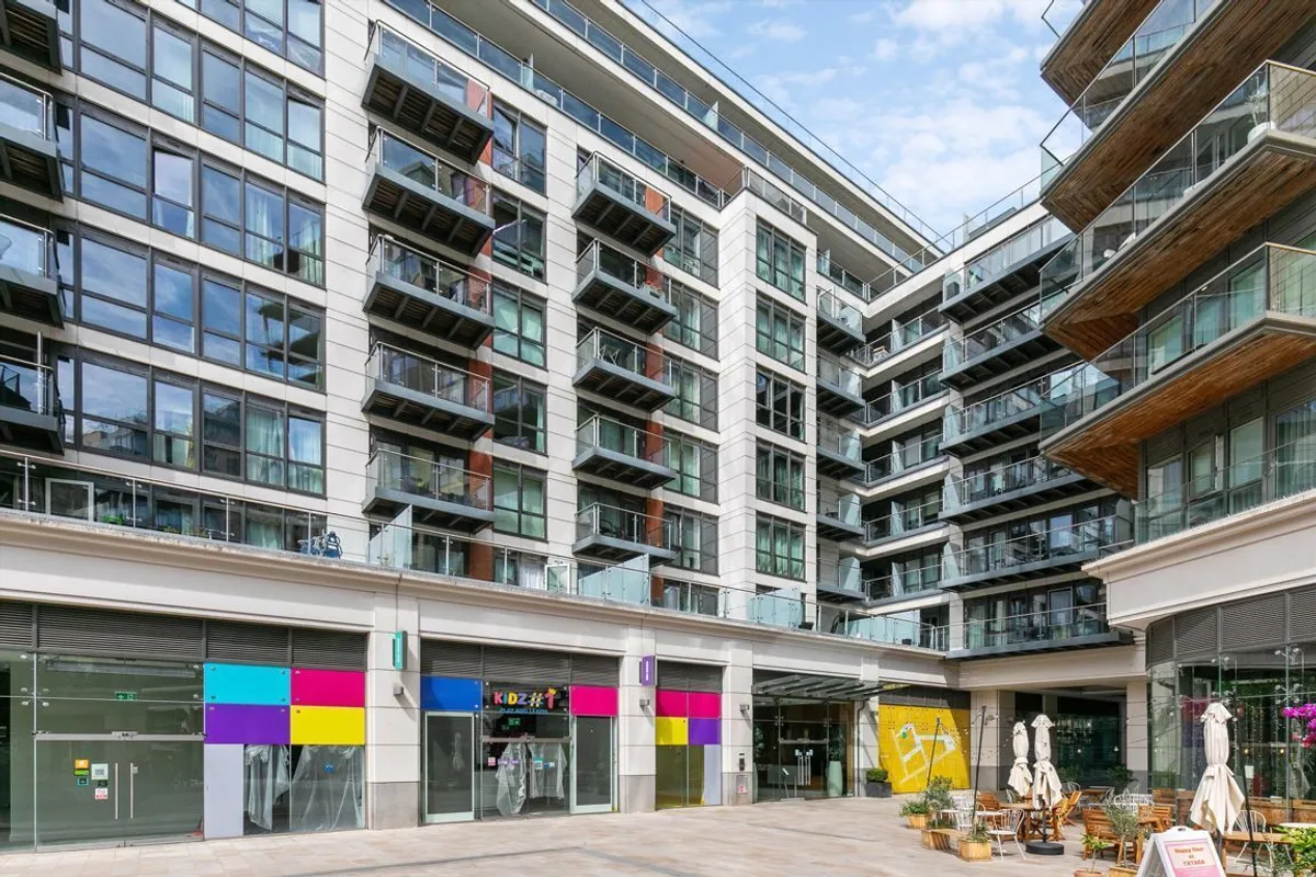 Flat Victoria Square in Greater London