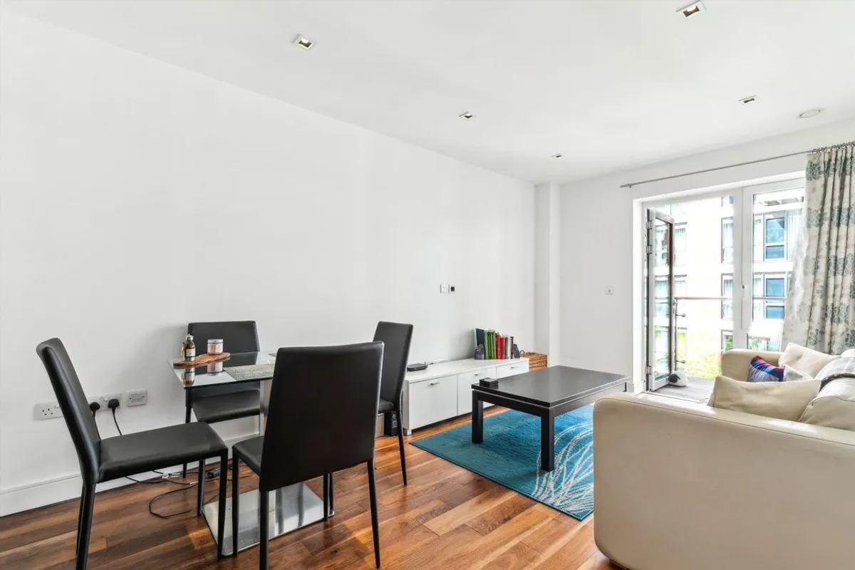 Flat Victoria Square in Greater London
