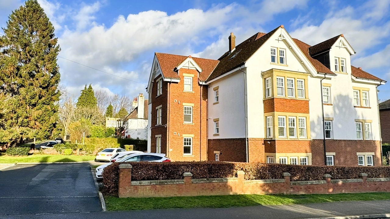 Flat Arncliffe Road in Leeds