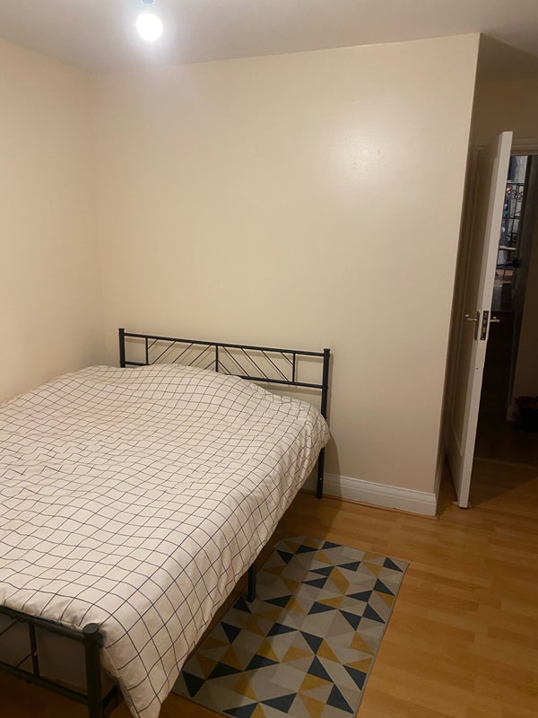 Room High Road in Greater London