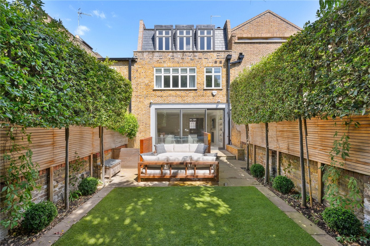 House Dovehouse Street in Greater London
