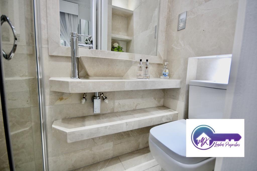Room Mortimer Crescent in Greater London