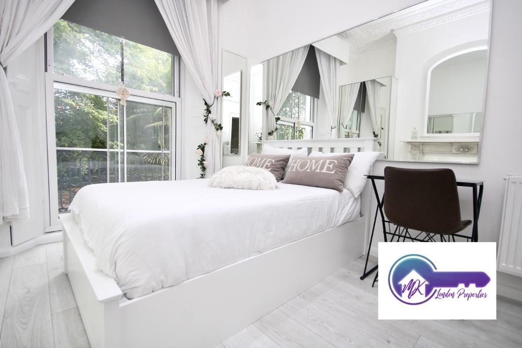 Room Mortimer Crescent in Greater London