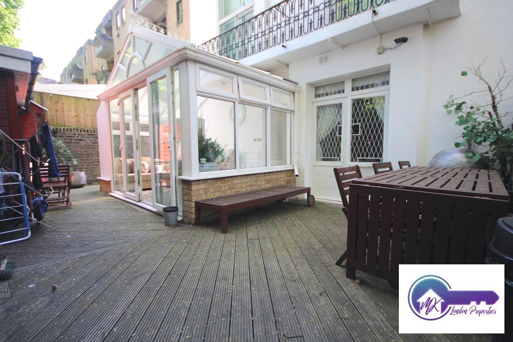 Room Mortimer Crescent in Greater London