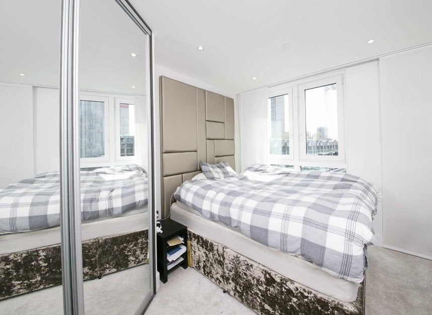 Flat Alie Street in Greater London