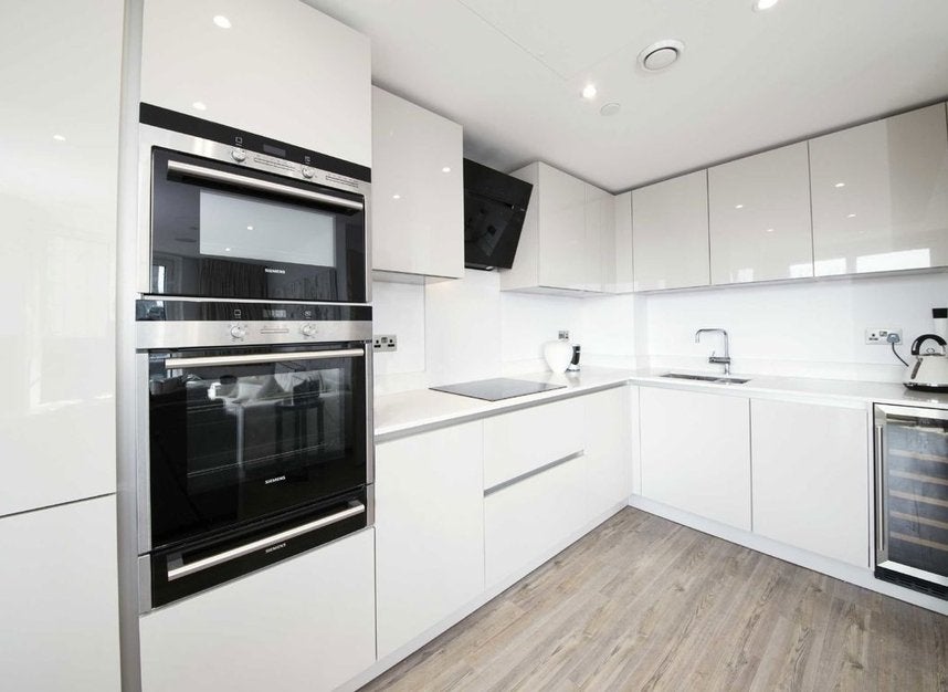 Flat Alie Street in Greater London