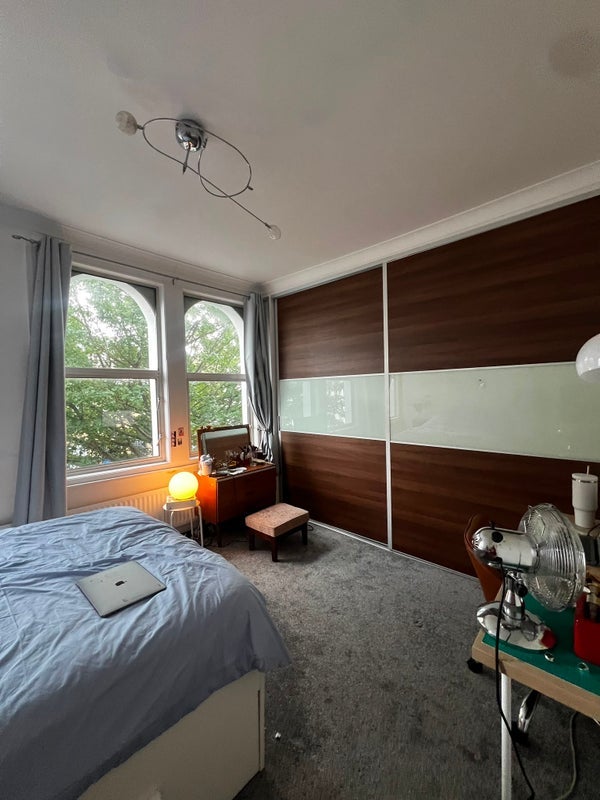 Room Strahan Road in Greater London