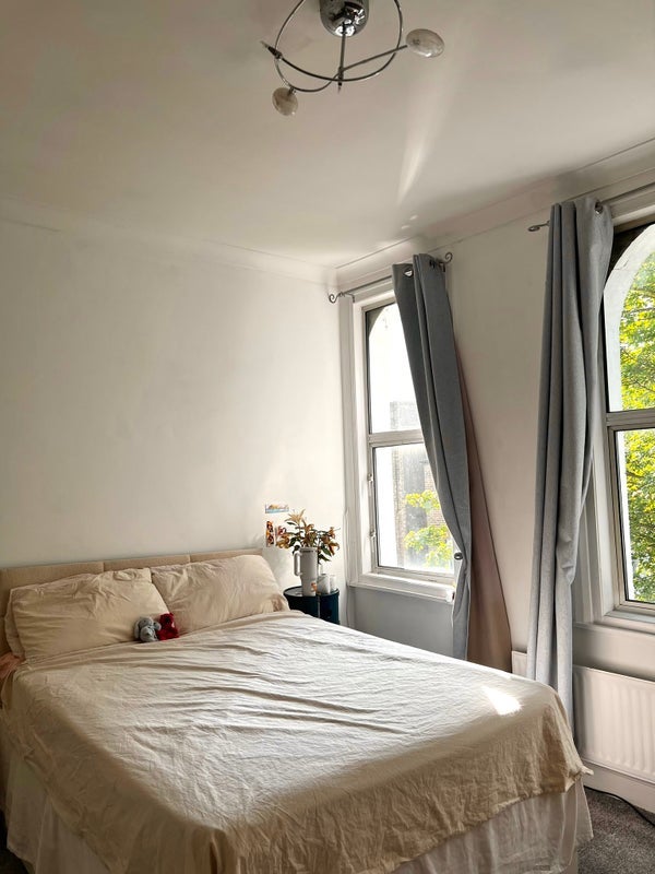 Room Strahan Road in Greater London