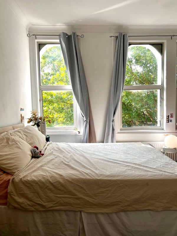 Room Strahan Road in Greater London