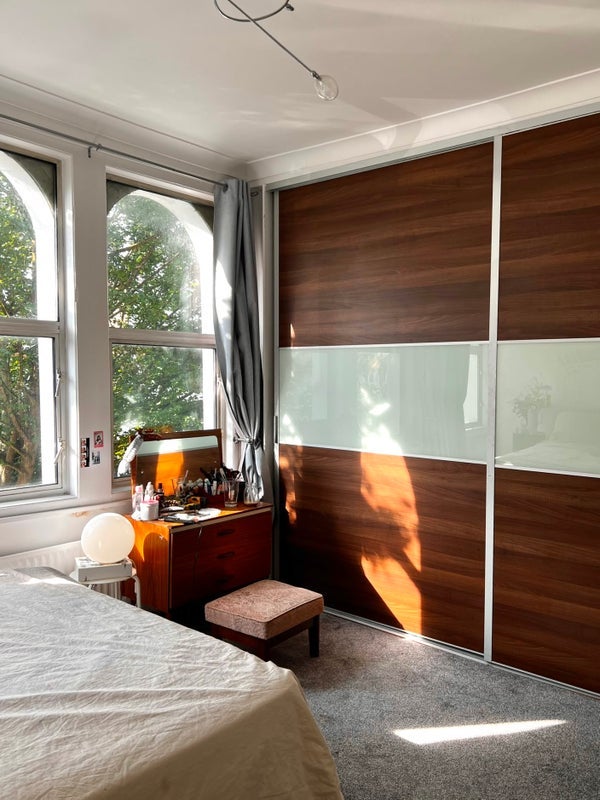 Room Strahan Road in Greater London