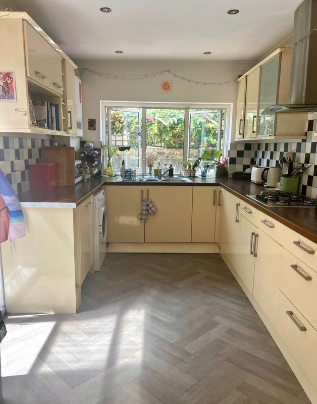 Room Strahan Road in Greater London