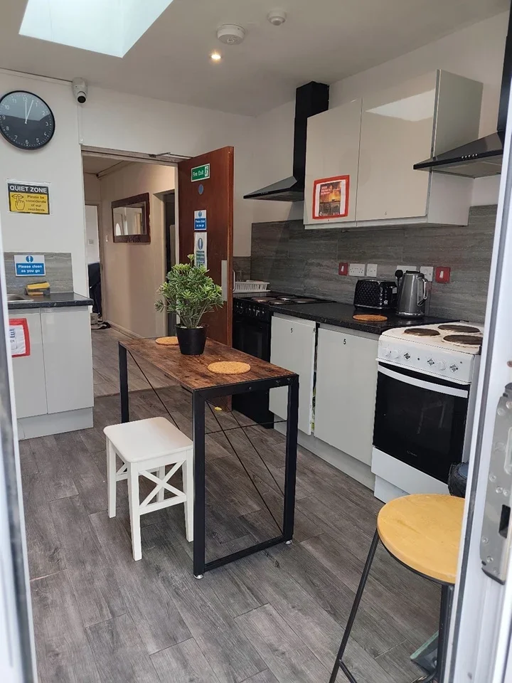 Room Almond Avenue in Greater London